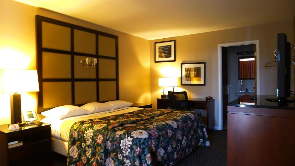 Relax Inn Watertown Extérieur photo