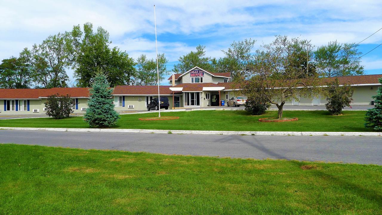 Relax Inn Watertown Extérieur photo