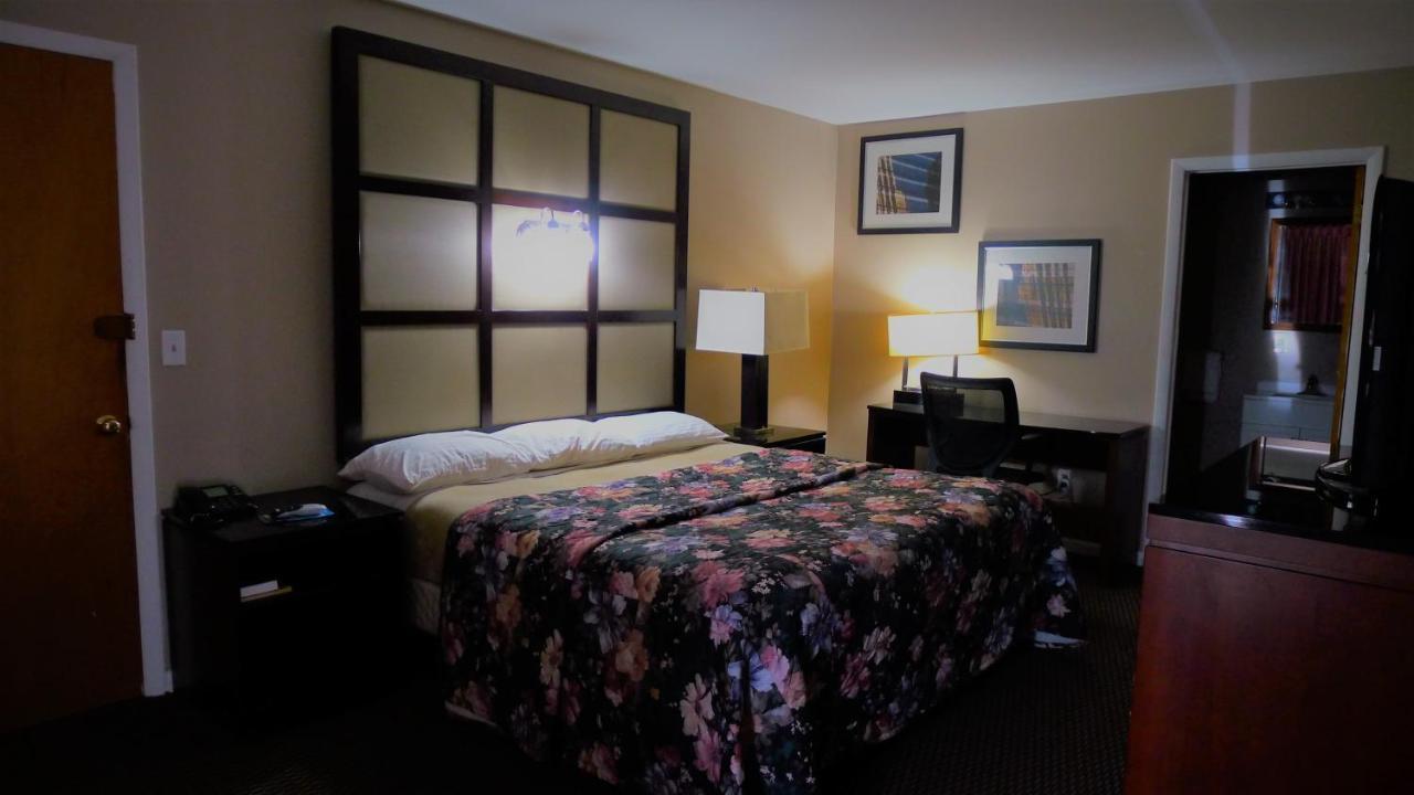 Relax Inn Watertown Extérieur photo