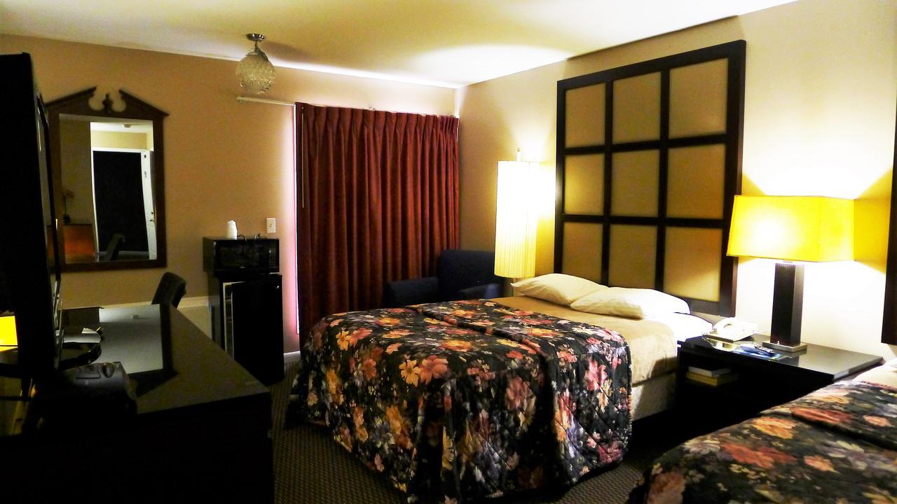 Relax Inn Watertown Extérieur photo